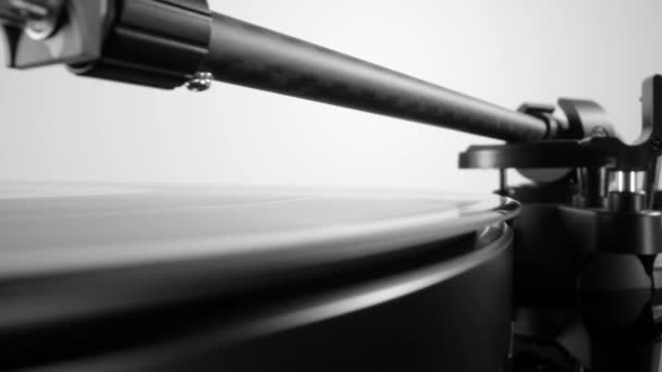 Detailní pohled na tonearm sestupující na vinylovou desku — Stock video