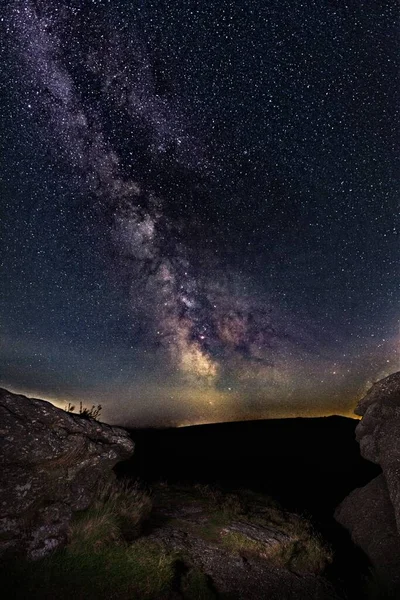 英格兰德文郡达特摩尔公园海托尔岩石上方的银河 — 图库照片
