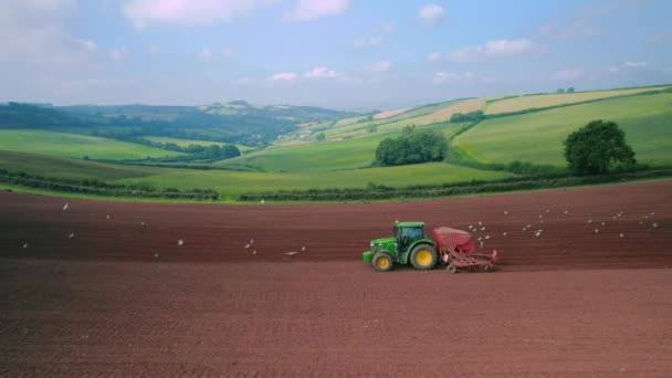 Trabalho Campo Trator Drone Devon Inglaterra Europa — Vídeo de Stock