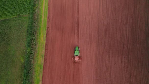Feldarbeit Auf Einem Traktor Von Einer Drohne Aus Devon England — Stockvideo