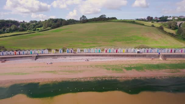 Παραλιακές Καλύβες Στην Παραλία Broadsand Από Ένα Drone Paignton Devon — Αρχείο Βίντεο