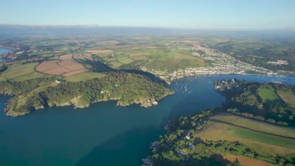 ドローン デヴォン イングランド ヨーロッパからのキングウェアとダートマスの上の川のダーツとフィールドのトップダウンビュー — ストック動画