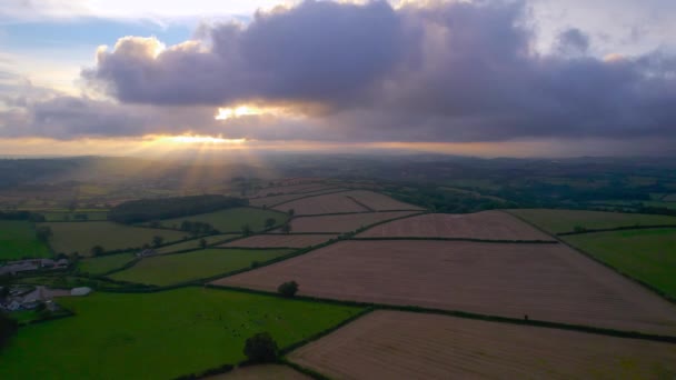 イギリスのデヴォンのベリー ポメロイ村の無人機からの畑の上の日没 — ストック動画