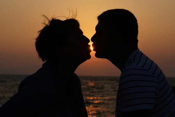 Dulce beso al atardecer — Foto de Stock