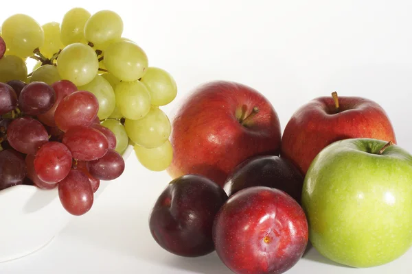 Hrozny, švestky a jablka, ovoce — Stock fotografie