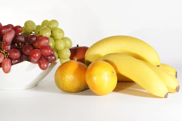 Hrozny, banány a mandarinky, ovoce — Stock fotografie