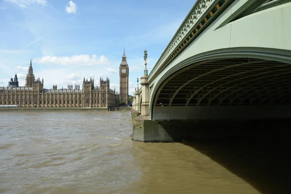 Westminster Bridge und Parlament, London, England 01 / 08 / 2015 — Stockfoto