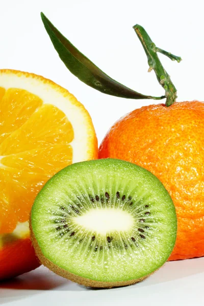 Blanda frukt - apelsiner, Mandarin, Kiwi — Stockfoto