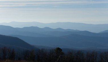 Mavi ve Cyan, mavi tepe dağlarının bu manzarasına egemen. Gök mavisi, dağ zirveleri ve tepeleri, sanki sonsuza dek uzağımızda devam edecek gibi..