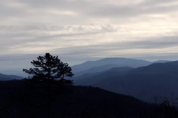 Nuvens Pairam Sobre Montanhas Azuis Nesta Área Selvagem Com Uma — Fotografia de Stock