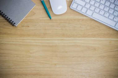 Not defteri ve klavyesi olan işyeri, ahşap masadaki fare