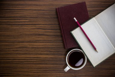 İncil, kahve, defter ve kalem İncil için tahta bir masa üzerinde.