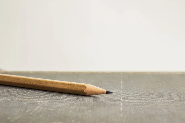 Ein Scharfer Bleistift Mit Buch Über Dem Hellen Hintergrund — Stockfoto