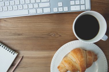 Kruvasan ve kahve kopya alanı ile. Kruvasan odaklan. Vintag