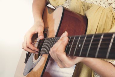 gitar, çalmak kadının ellerini kapatın. Vintage sesi