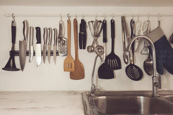 Винтажный тон кухонной посуды на стойке; стальные лопатки — стоковое фото