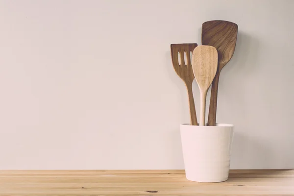 Винтажный тон кухонной посуды; деревянные лопатки и т.д. . — стоковое фото