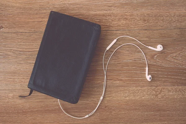 Σύγχρονη εικόνα του μια Βίβλο με ακουστικά. Άκουσε τη φωνή — Φωτογραφία Αρχείου