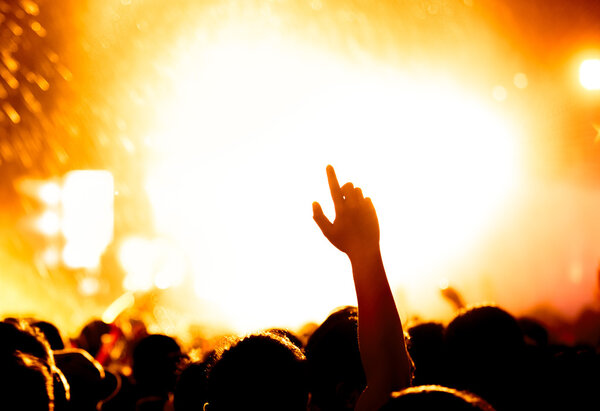 Люди празднуют на силуэтах под открытым небом
