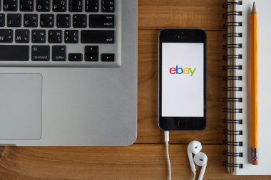 Chiangmai, Tayland-Haziran 2 2015:iphone açıldı Ebay ana sayfasına