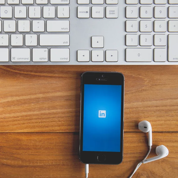 CHIANGMAI, TAILANDIA - 19 DE MAYO DE 2015: Linkedin es una red social en —  Fotos de Stock