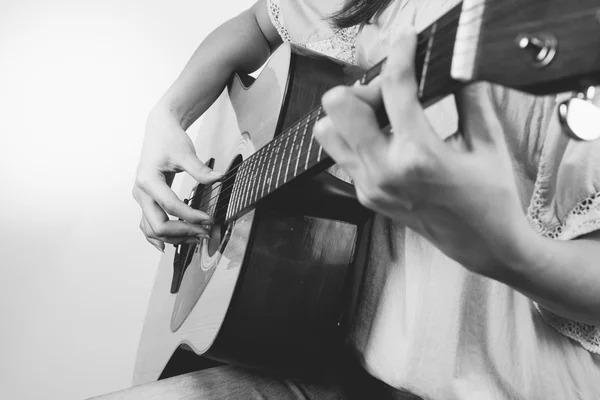 Mains de femme jouant de la guitare, fermer. Ton vintage — Photo