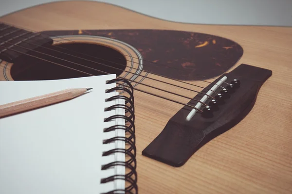 Ołówek i papier na gitarze w stylu vintage — Zdjęcie stockowe
