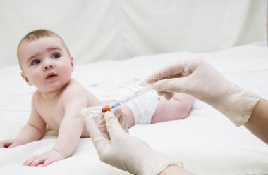 Bebek çocuk bebek çocuk sürüngen ve el ile tıbbi insülin şırınga enjeksiyon için hazır 
