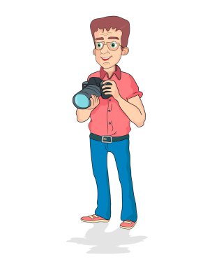 Beyaz arka plan üzerinde kamera tutarak gülümseyen fotoğrafçı.