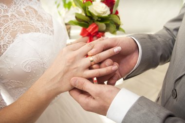 Ona evlilik yüzüğü tak