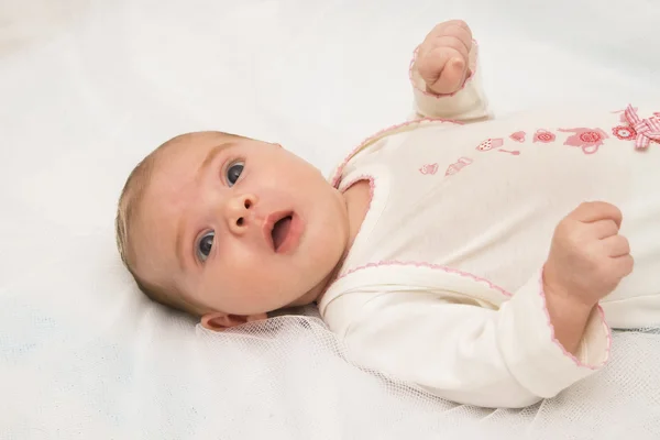 El bebé sorprendido acostado sobre una toalla blanca —  Fotos de Stock