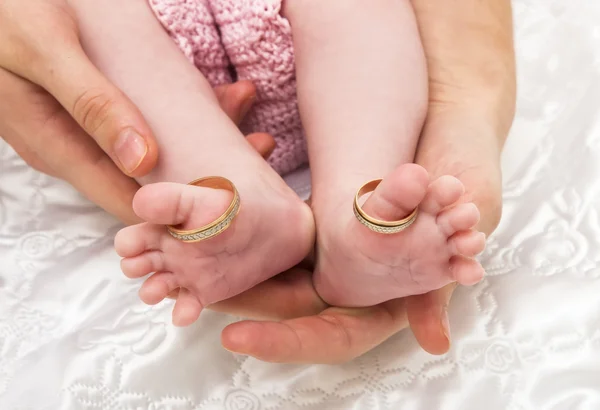 Bebé recién nacido pies en las manos de las madres — Foto de Stock