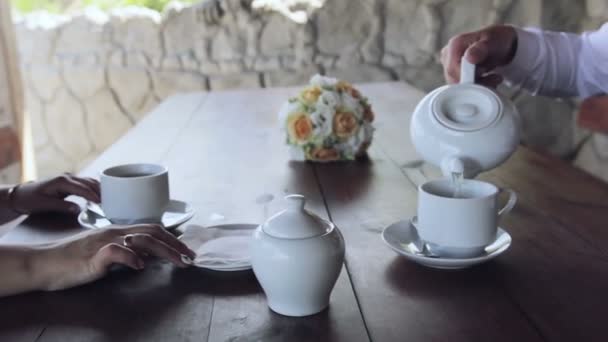 Thee wordt gegoten in glazen theekopje — Stockvideo