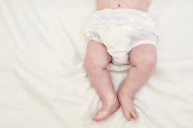 Beyaz arka plan üzerinde izole bebek bacakları