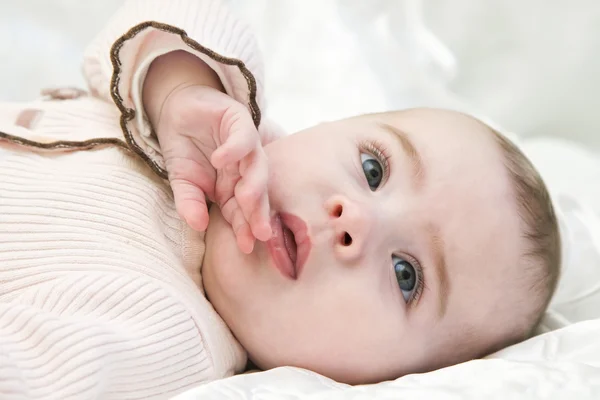 Primer plano retrato de bebé niña — Foto de Stock