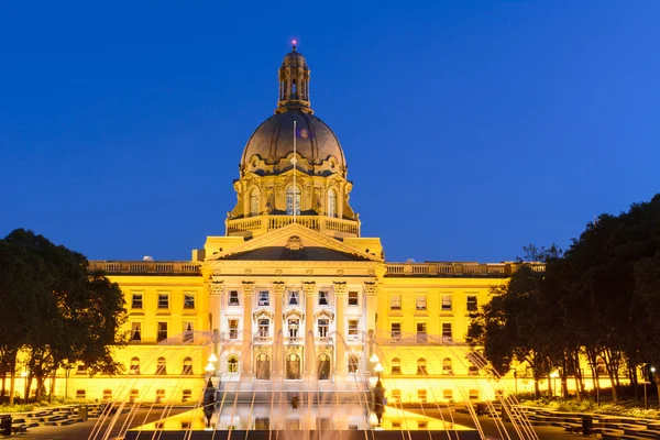 Здание Законодательного собрания Альберты в Эдмонтоне, AB, Канада в синий час Лицензионные Стоковые Фото