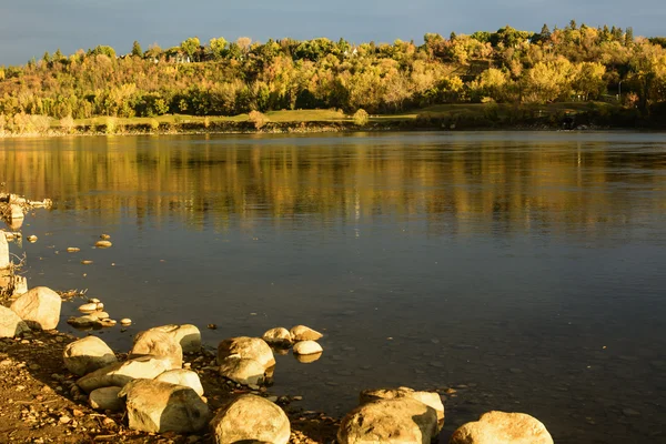 Edmonton Kuzey Saskatchewan Nehri vadisinde bir sonbahar sabahı
