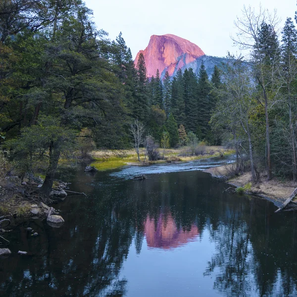 Gün batımı sırasında Half Dome, Yosemite Milli Parkı