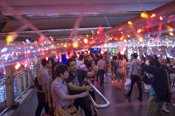 Bangkok-thailändska människor gå på Thailand Konungariket ljus festiv — Stockfoto