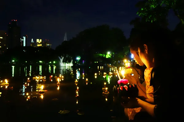 Bangkok Tailândia 6 novembro 2014 - Loy krathong festival no caroço — Fotografia de Stock