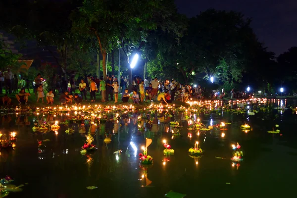 Bangkok Tailandia 6 noviembre 2014 - Loy krathong festival at lump —  Fotos de Stock