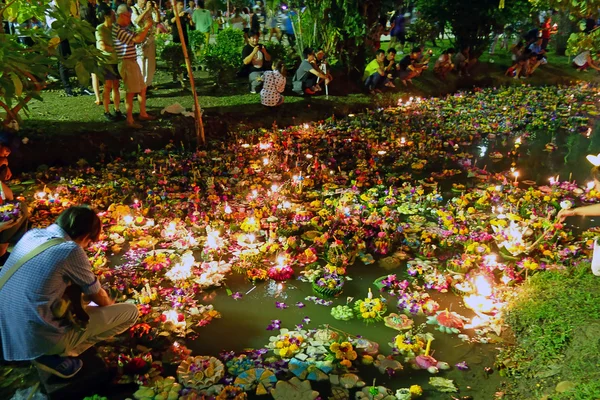 Bangkok Thailand 6 november 2014 - Loy krathong festival at lump — Stock Photo, Image