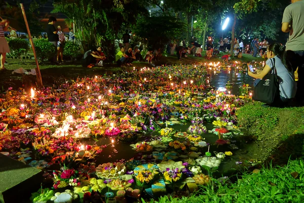 Bangkok Tailândia 6 novembro 2014 - Loy krathong festival no caroço — Fotografia de Stock