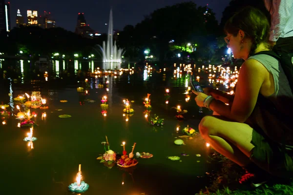 Bangkok Tailândia 6 novembro 2014 - Loy krathong festival no caroço — Fotografia de Stock