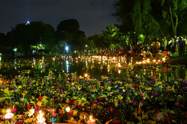 泰国曼谷 2014 年 11 月 6 日-在肿块水灯节 — 图库照片