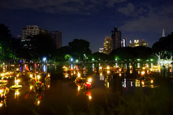 Bangkok Tailândia 6 novembro 2014 - Loy krathong festival no caroço — Fotografia de Stock