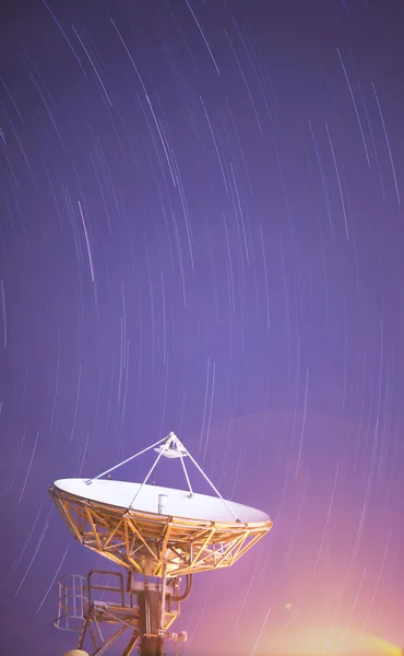 Anteny satelitarnej pod startrail Obraz Stockowy