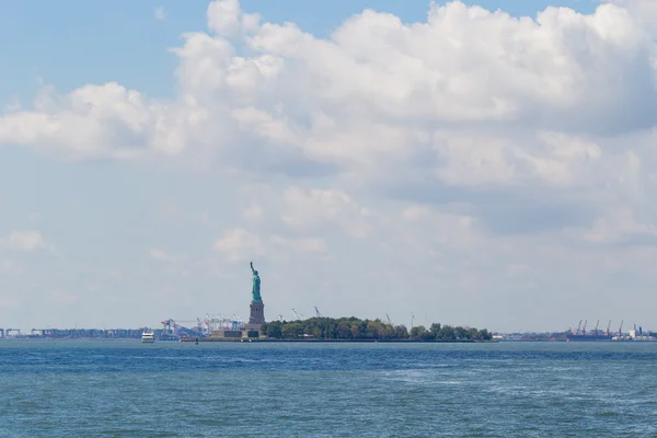 Liberty island met standbeeld — Stockfoto