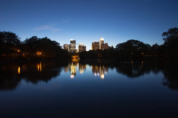 Skycrapper i Atlanta Downtown med reflektion — Stockfoto