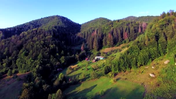 喀尔巴阡山区村庄的鸟瞰图 — 图库视频影像